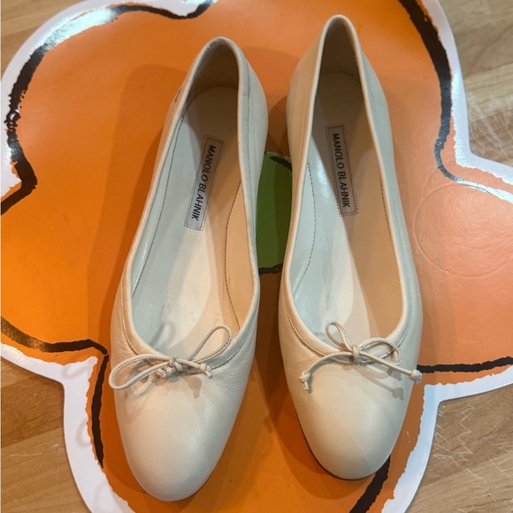 Manolo Blahnik Cream Leather Ballet Flats with Bow Accent - Picture 10 of 13